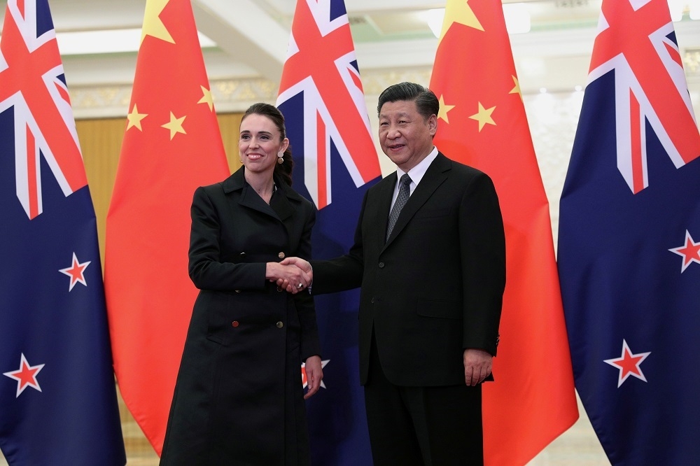 紐西蘭總理阿爾登（左）和中國共產黨總書記習近平（右）。（湯森路透）