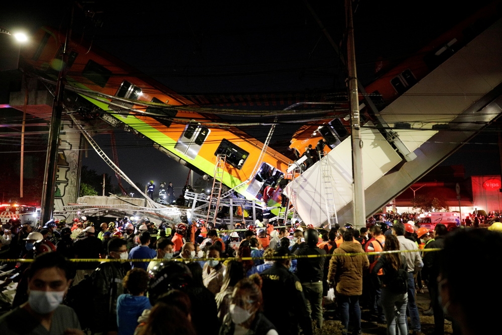 墨西哥市地鐵高架橋坍塌，造成行進間的列車出軌，目前至少有13人喪命。（湯森路透）