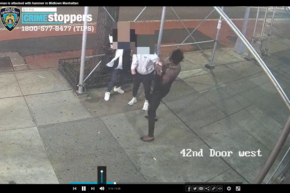 台灣留美學生人行道突然遭瘋狂非裔女子槌子重擊頭部。（擷取自紐約警察局）