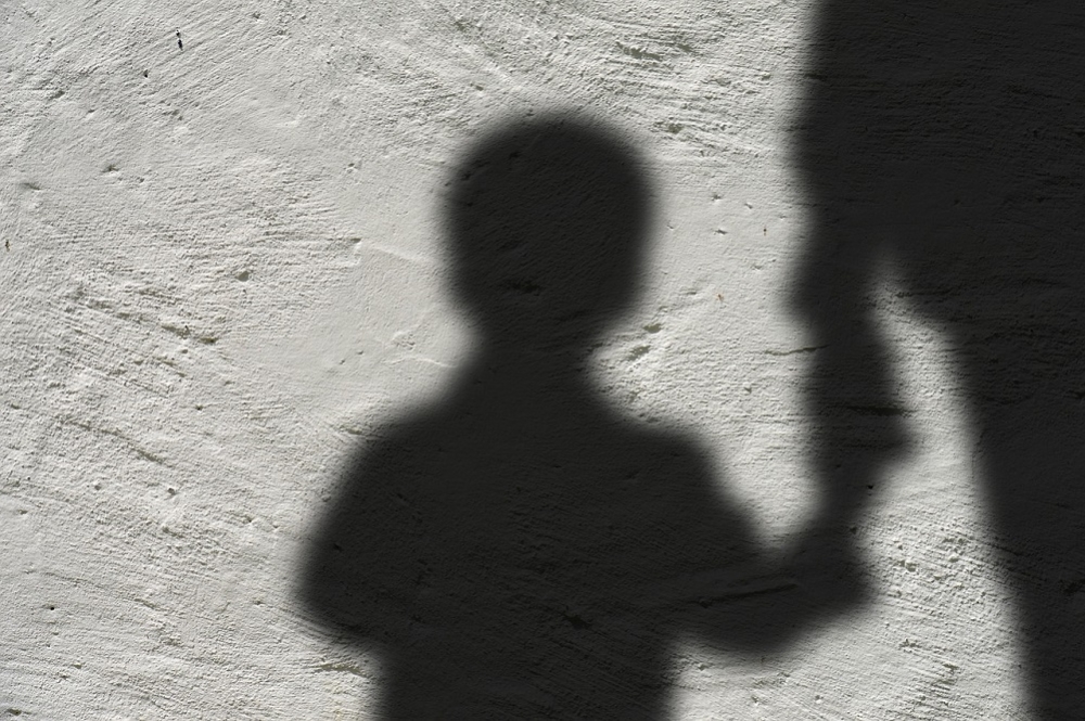 《南風窗》爆出驚人性侵案，一名女童的父親不僅靠她賺錢，更拍攝許多性侵影片。示意圖。（pixabay）