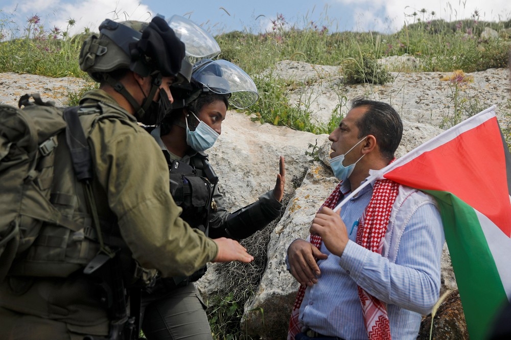 以色列利用法律手段袒護屯墾者侵占巴勒斯坦居民土地，此舉被國際社會視為非法（湯森路透）