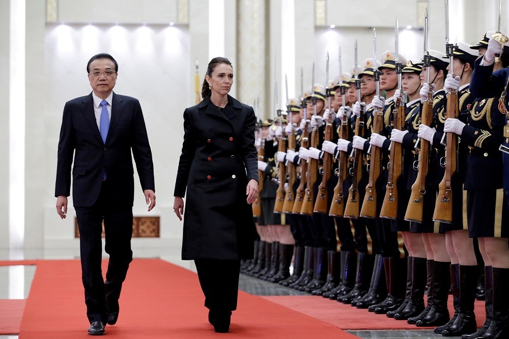 紐西蘭總理阿爾登於2019年4月訪中，左為中國國務院總理李克強。（湯森路透）