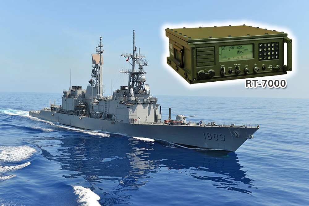 海軍委中科院換裝高頻HF無線電機，但招標單顯示主裝備採購金額12餘億元，僅占全案預算4分之1惹議。圖為海軍艦艇常用的RT-7000高頻無線電機。（合成畫面／取自DATRON官網、海軍臉書）