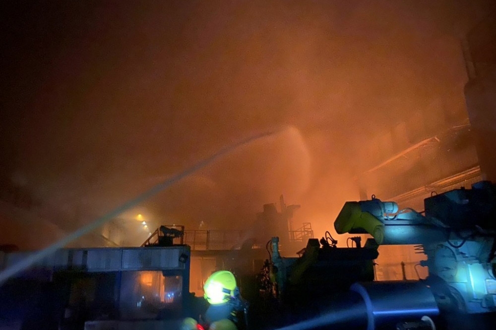 位於高市岡山區燁聯鋼鐵公司9日晚間驚傳火警，猛烈火勢延燒逾2小時後才受控制，致一名員工吸入濃煙送醫。（高雄市消防局提供）