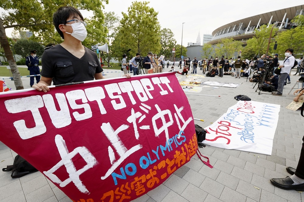 日本民眾要求停辦東京奧運。（湯森路透）