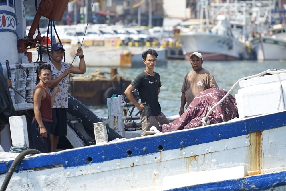 外籍漁工人權遭中央及地方政府互踢皮球。圖為南方澳漁港外籍漁工。（資料照片／李景濤攝）