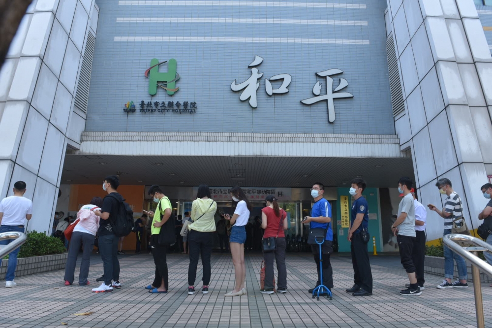 國內疫情升溫，台北市防疫警戒升第三級，和平醫院16日湧現排隊打疫苗人潮。（蔣銀珊攝）