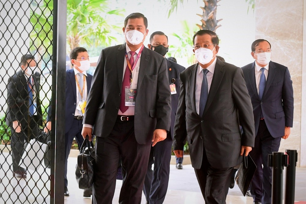 柬埔寨總理洪森（右）日前出席東南亞國協會議。（湯森路透）