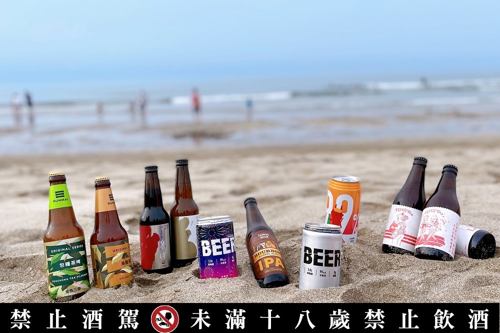 夏天就是要衝到海邊喝啤酒，但是在防疫期間還是不要亂跑，乖乖待在家喝清涼的啤酒，不用開冷氣也能心靜自然涼。（洪卉琳攝）