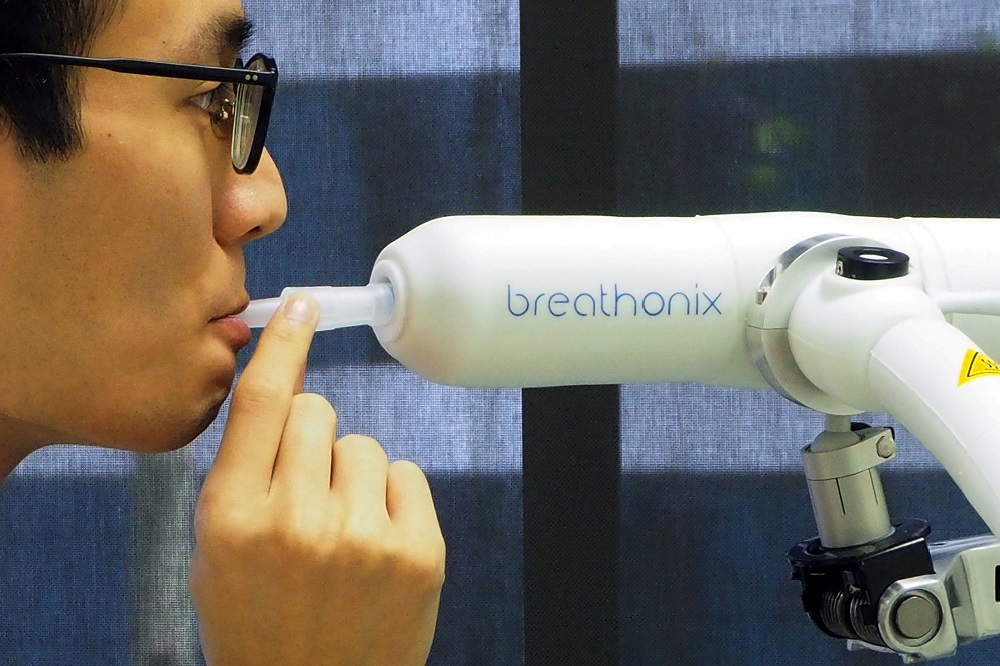 新加坡大學支持的畢業生新創公司Breathonix研發出，非侵入性的一分鐘新冠肺炎呼吸檢測系統，將使用在機場為入境旅客快速採檢。（湯森路透）