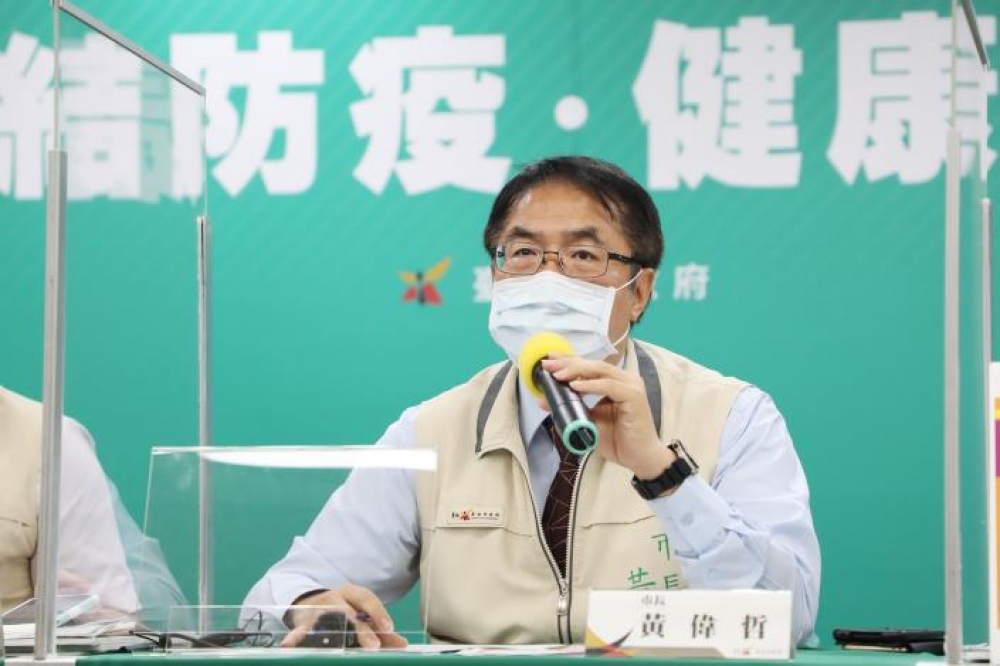 台南市長黃偉哲表示，中央流行疫情指揮中心有提到地方或企業自行購買疫苗都要提出申請，現在這些縣市還沒有提出申請，其他縣市也就不知怎麼跟進。（台南市政府提供）