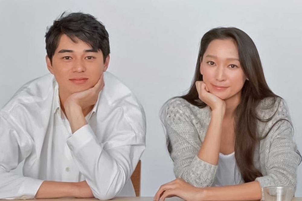 日本男星東出昌大（左）與渡邊杏的「理想夫婦」形象，因為男方的外遇而破滅，兩人離婚分道揚鑣。（取自日本雅虎）