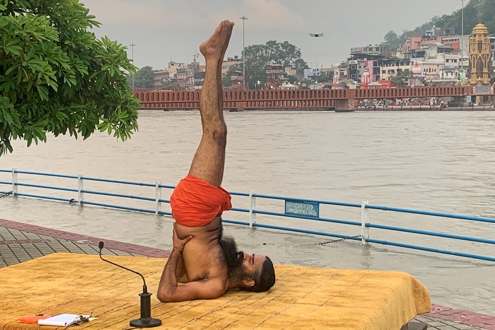 印度千萬追隨者的瑜珈大師發言惹怒醫學會。（湯森路透）