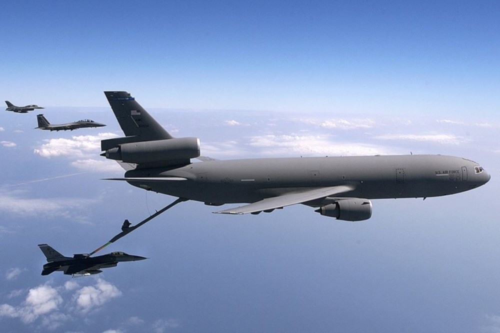 空中加油機極可能是我國空軍在台澎防衛作戰中掌握制空權的關鍵。（維基百科）