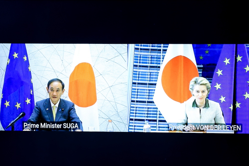 日歐峰會於5月27日舉行，左為日本首相菅義偉、右為歐盟執委會主席范德萊恩。（湯森路透）