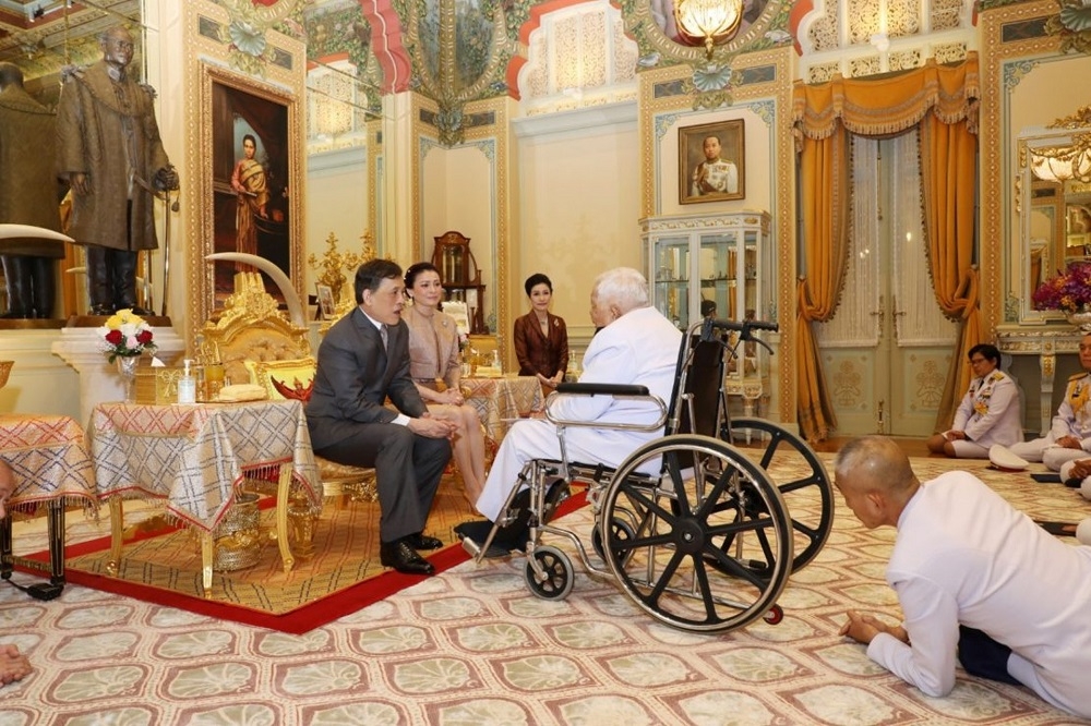 泰王瓦吉拉隆功25日赴樞密院出席賈森就任典禮。（泰國王室網站）