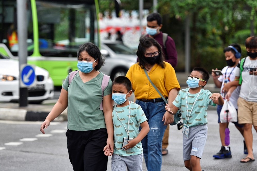 新加坡街上戴口罩的民眾。（湯森路透）