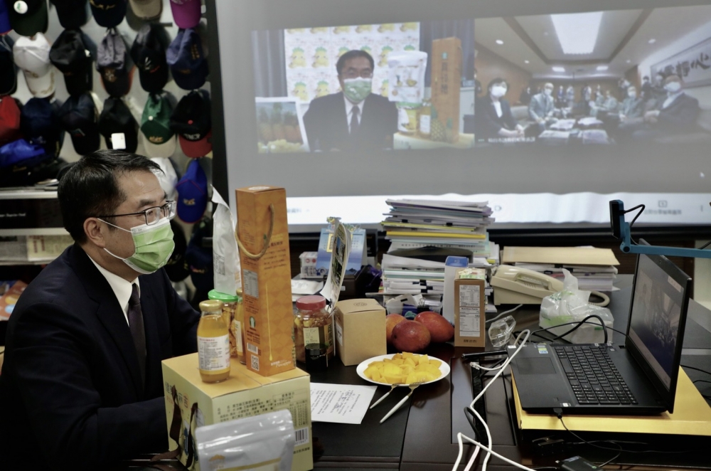 日本仙台市購買了6.7噸的台南鳳梨，預定6月2日在當地藤崎百貨辦理販售會。市長黃偉哲特別透過視訊會議向仙台市官方表示感謝。（台南市政府提供）