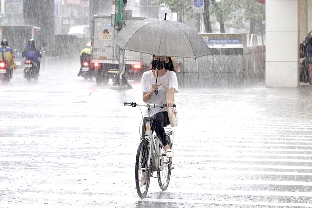 因午後對流雲系發展旺盛，中央氣象局2日下午針對新竹以北5縣市發布大雨特報。（資料照片／王侑聖攝）