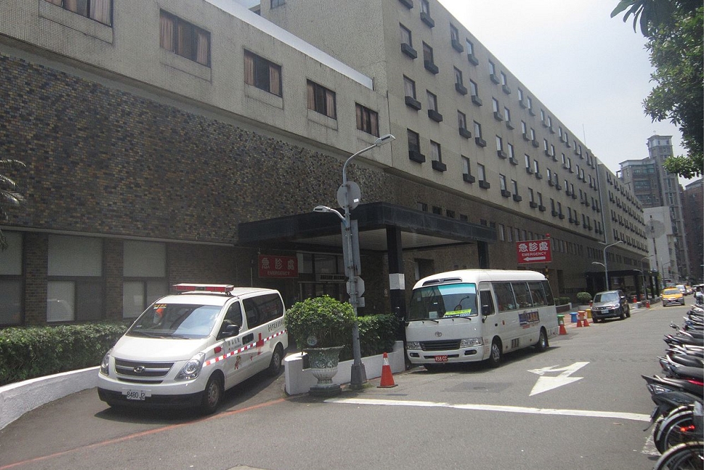 台北國泰綜合醫院一名急診醫師，移因為急救病人插管感染確診。（取自維基百科）