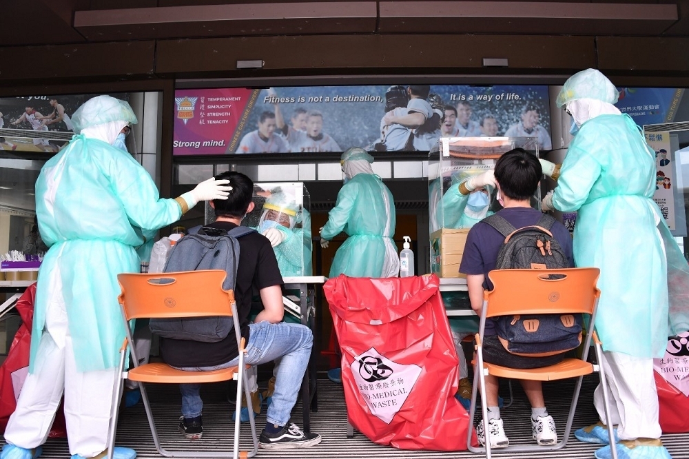 台北市副市長黃珊珊晚上指出，2日共篩檢314人，14人快篩陽性，陽性率為4.46％。（台北市政府提供）