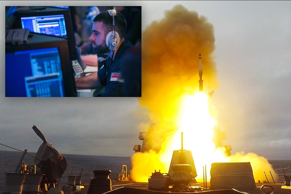 英國皇家海軍首度使用人工智慧系統模擬超高音速飛彈對抗。背景為美軍驅逐艦「USS Paul Ignatius （DDG 117）」號於「2021強大盾牌」 演習中發射標準三型（SM-3）飛彈畫面。（擷取合成自美軍DVIDS系統、英國皇家海軍推特）