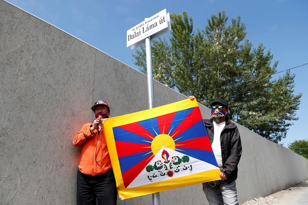 西藏支持人士在復旦大學新校址旁、以達賴喇嘛命名的道路舉旗表示支持。（湯森路透）