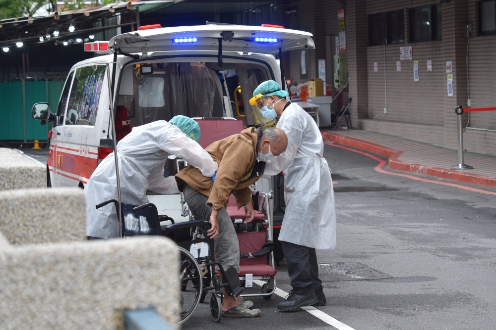 台灣因確診死亡平均年齡72歲，以高齡、有潛在慢性病者居多，死亡率２.4%高於全球平均。圖為示意畫面，非當事人。（資料照片／蔣銀珊攝）