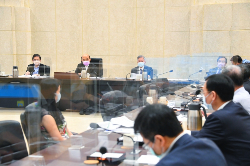 蘇院長7日主持擴大防疫會議，拍板全國三級警戒延到6月28日。（行政院提供）