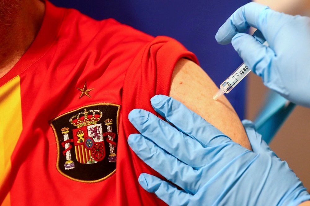 西班牙民眾接種新冠肺炎疫苗。（湯森路透）