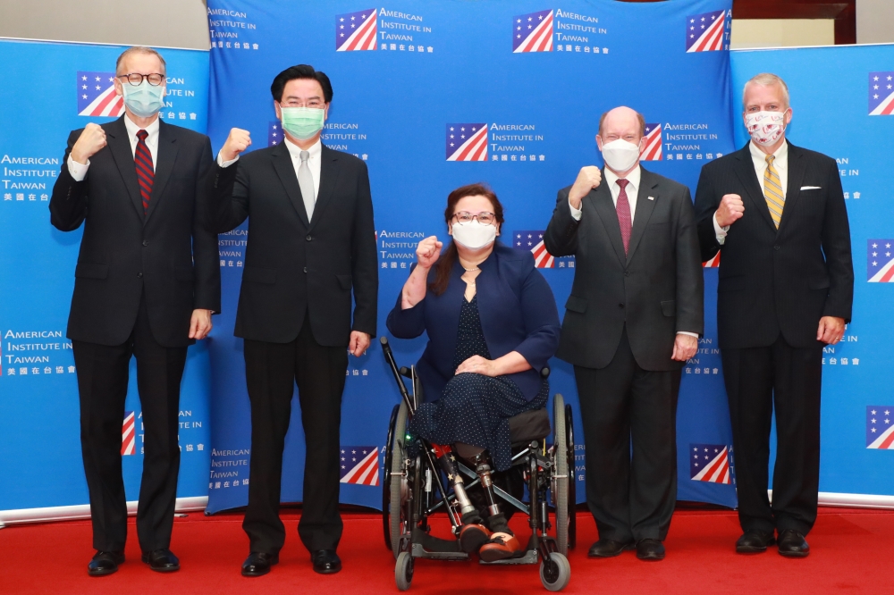 美國將捐75萬劑新冠肺炎疫苗援助台灣，陳時中透露「目前已接到要簽約訊息」。圖為美國3聯邦參議員達克沃絲、蘇利文及昆斯昨訪台。（外交部提供）