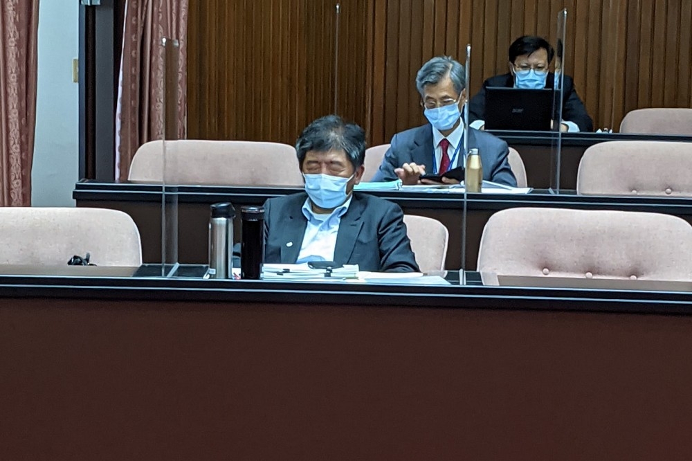 綠委鄭運鵬在臉書PO照說，在立法院三年從沒看過陳時中顯露疲態。（取自鄭運鵬臉書）