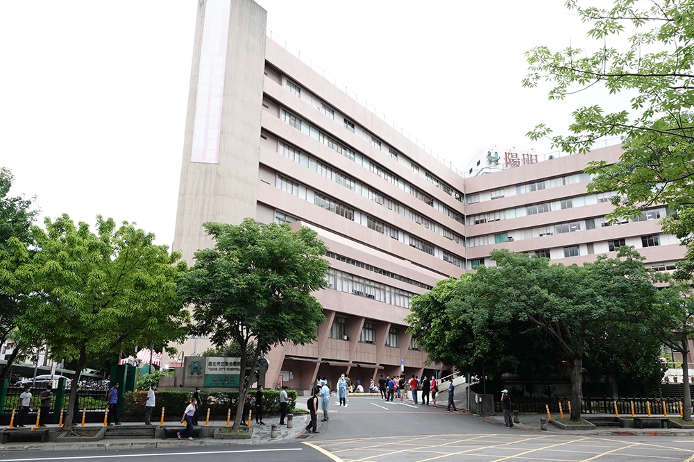 台北市立聯合醫院陽明院區8日驚爆有5名醫護與相關人員確診，院方表示，自8日起關閉一般急診至6月15日。（王侑聖攝）