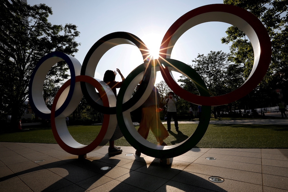 東京奧運倒數45天，奧委會財政部長跳軌輕生。（湯森路透）