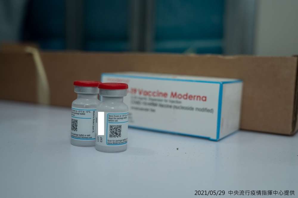 首批莫德納疫苗15萬劑已配送7萬餘劑到各縣市、137家合約院所，即日起正式開打。（指揮中心提供）