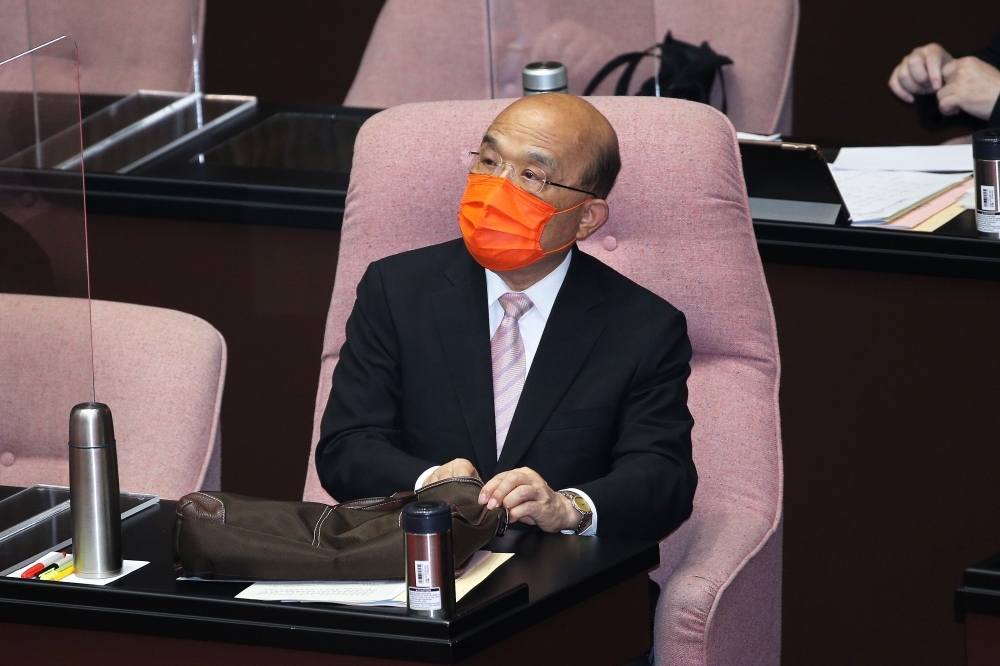 行政院長蘇貞昌用預購雞腿來比喻買疫苗，引發各界熱議。（台北市攝影記者聯誼會提供）