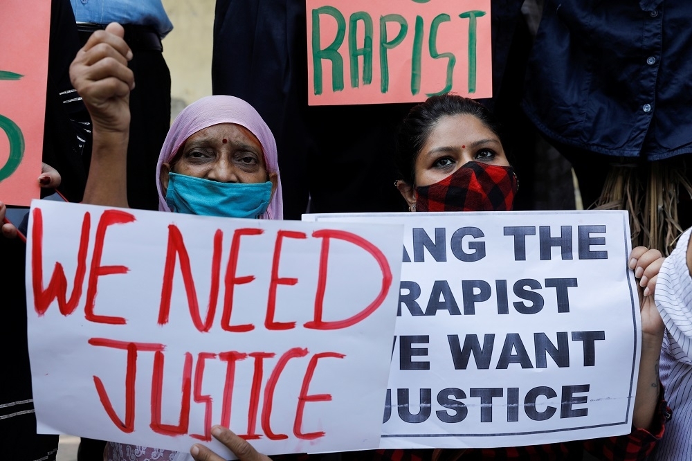 2020年10月在新德里性侵受害者死亡後的抗議活動，人民高舉「我們需要正義」的標語。（湯森路透）