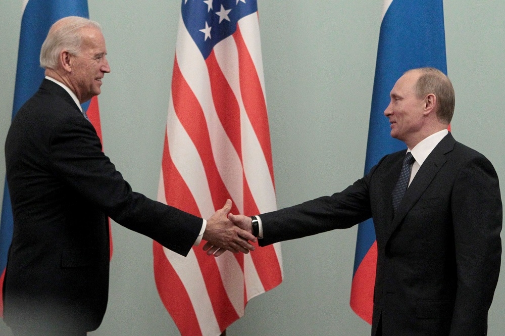 俄羅斯總統普京，2011年與時任美國副總統拜登（今美國總統）會面。（湯森路透）