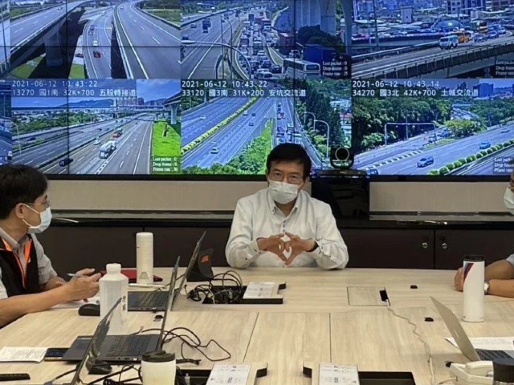 交通部長王國材已坐鎮在交控中心，緊急研究出2種紓解車潮的作法。（交通部提供）