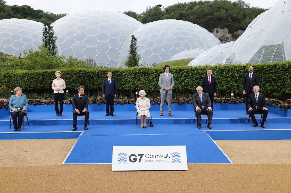 英國女王與G7領袖在康瓦爾郡伊甸園計畫招待會合影。（湯森路透）
