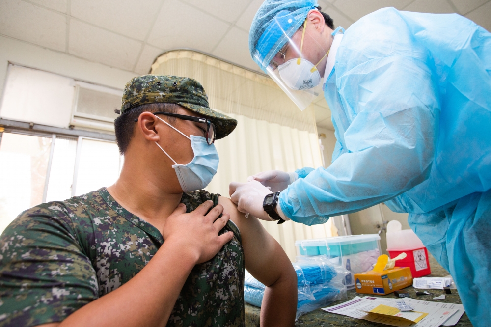 陸軍33化學兵群14日進行新冠肺炎疫苗接種。（軍聞社提供）
