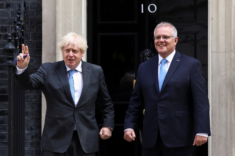 英國首相強森（左）與澳洲總理莫里森（右）16日將正式宣佈兩國的自由貿易協定。（湯森路透）