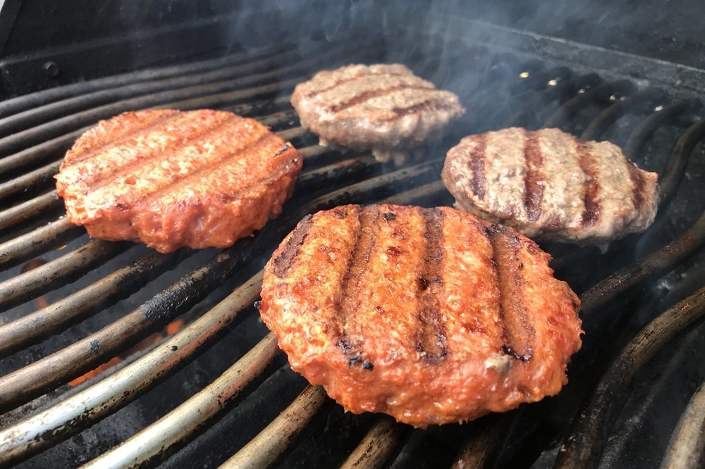 正在烤爐上烘烤的植物肉排，為植物性蛋白製成，非本文所謂的「潔淨肉」（2019 © UBC Media Relations , Beyond Burger 04 @ Flickr, CC BY-SA 2.0.）