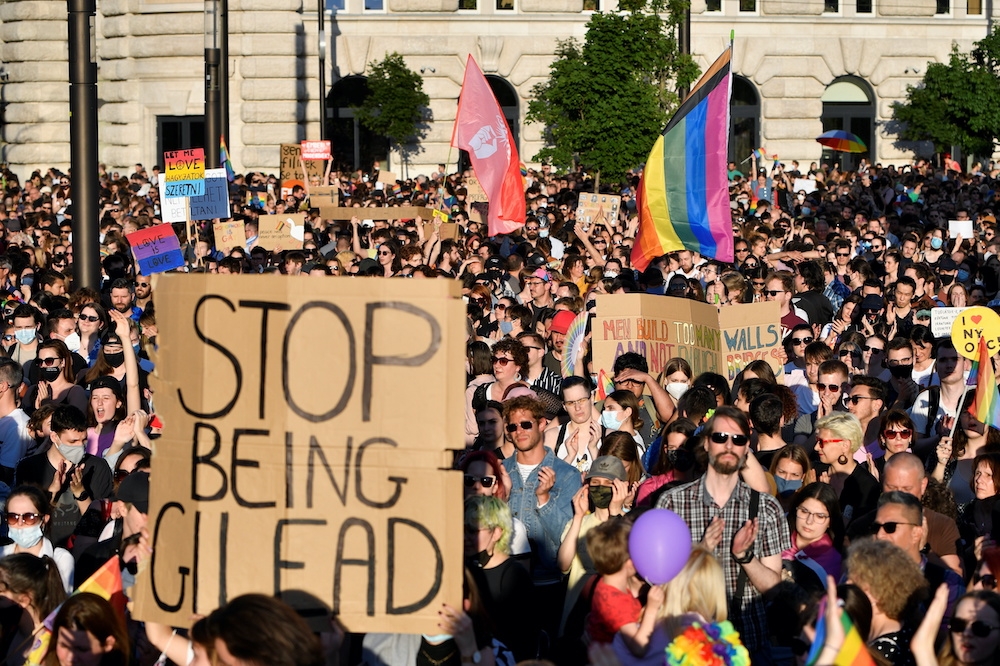 民眾14日在首都布達佩斯國會外抗議反LGBTQ法案。（湯森路透）