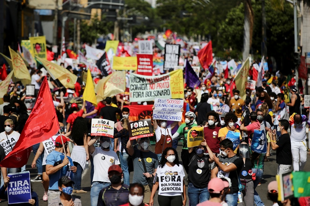 巴西政府防疫不力，引發大規模示威遊行。（湯森路透）
