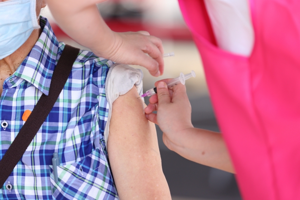 面對喬疫苗爭議，禾馨診所在21日下午3點召開記者會公布施打名單。圖為接種示意畫面。（資料照片／陳愷巨攝）