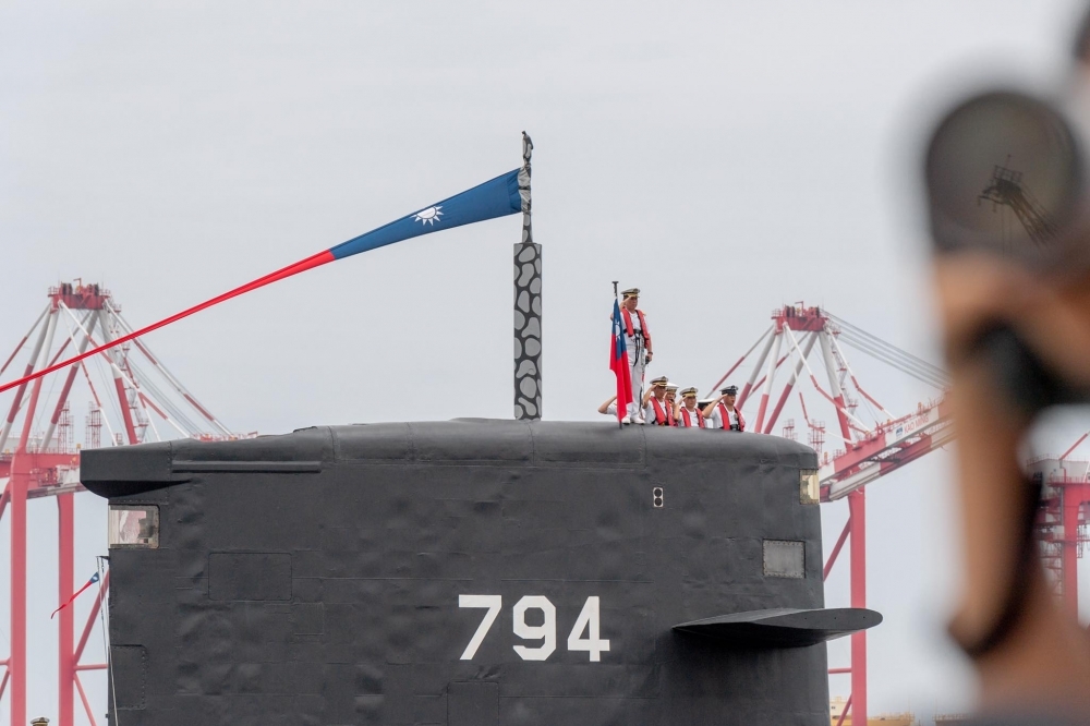 國防部以國防特定需求專案，主動將漢翔與中科院納優先施打行列，但負責潛艦國造IDS原型艦的台船，卻被排除未列入優先施打排序內。（蔡英文臉書）