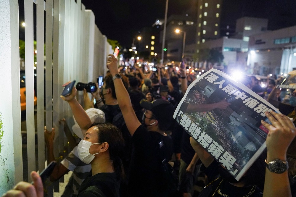 最後一夜的《蘋果》，香港人蜂擁排隊等著購買《蘋果日報》，正代表香港人心不死。（湯森路透）