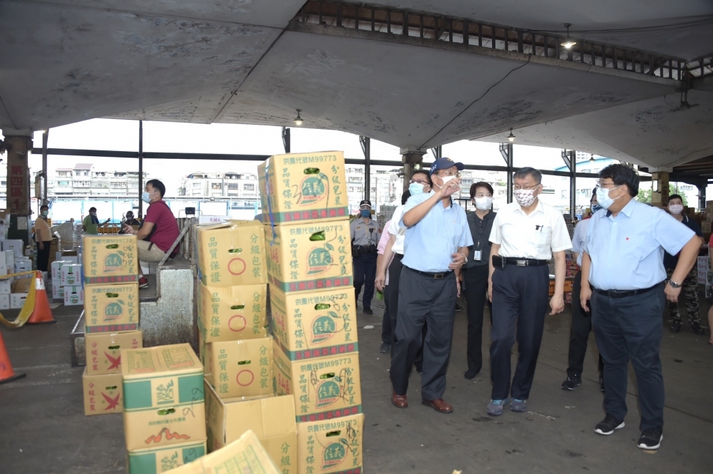 台北市長柯文哲26日表示，下星期將針對北市批發市場做大規模PCR檢測，會請王必勝協助。（北市府提供）