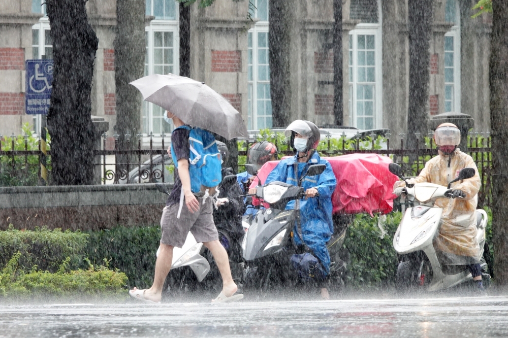 彭啟明表示，29日台灣一樣是差不多的天氣，中南部須慎防大雨。（資料照片／王侑聖攝）